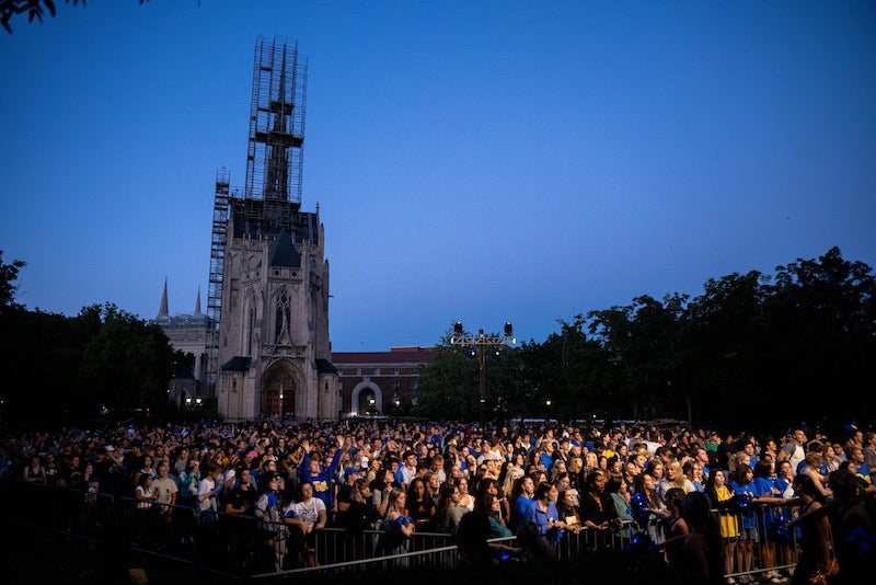 crowd of students on the Cathedral of Learning lawn