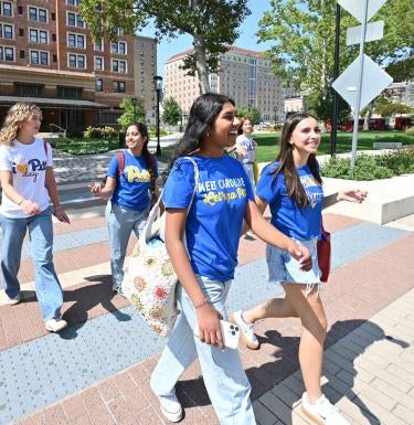 Students walking at the pedestrian crosswalk on Bigelow Bouldevard.